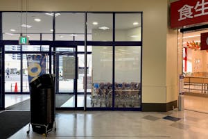 【ミスターマックス 倉賀野店】1F入口横 販促プロモーションや物販用途に最適な総合ディスカウントストアの催事イベントスペース