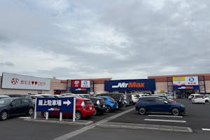 【ミスターマックス 倉賀野店】1F入口横 販促プロモーションや物販用途に最適な総合ディスカウントストアの催事イベントスペース