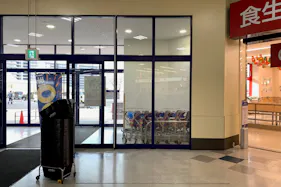 【ミスターマックス 倉賀野店】1F入口横 販促プロモーションや物販用途に最適な総合ディスカウントストアの催事イベントスペース