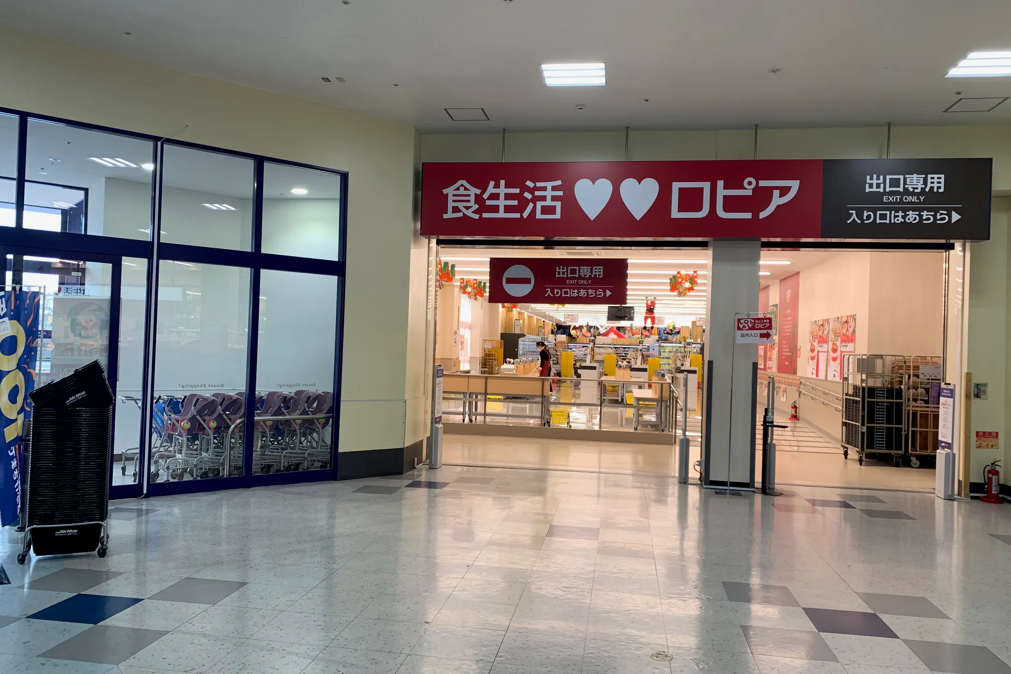 【ミスターマックス 倉賀野店】1F入口横 販促プロモーションや物販用途に最適な総合ディスカウントストアの催事イベントスペース