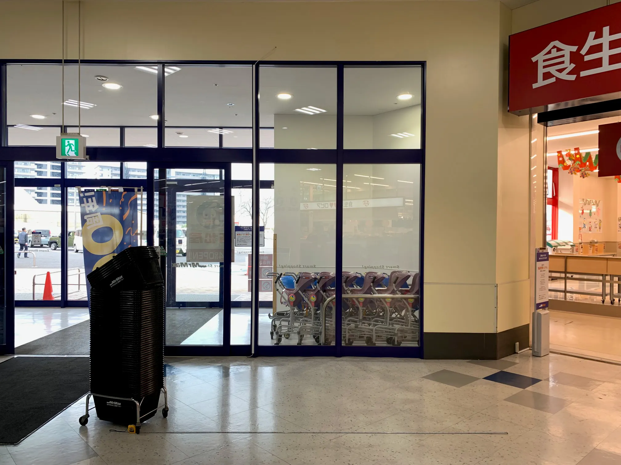 【ミスターマックス 倉賀野店】1F入口横 物販用途に最適な総合ディスカウントストアの催事イベントスペース