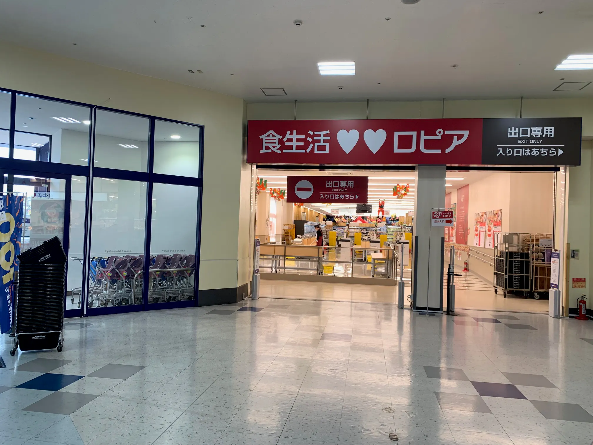 【ミスターマックス 倉賀野店】1F入口横 物販用途に最適な総合ディスカウントストアの催事イベントスペース