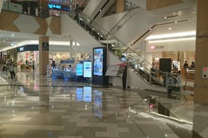 【イオンモール出雲】各種プロモーションや食物販のポップアップストアに最適なエスカレーター横のレンタルスペース