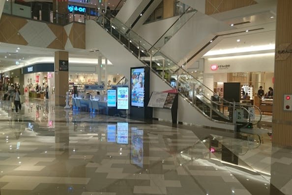 【イオンモール出雲】各種プロモーションや食物販のポップアップストアに最適なエスカレーター横のレンタルスペース