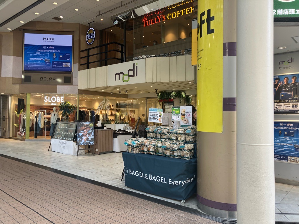 【町田モディ】2階 パブリックスペース（店頭三角）【食物販・物販】人通り抜群の好立地、スイーツ販売やPRイベントに最適