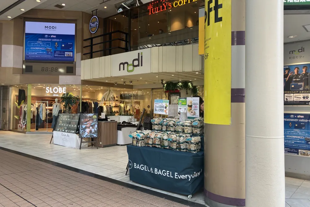 【町田モディ】2階 パブリックスペース(店頭三角)【食物販・物販】人通り抜群の好立地、スイーツ販売やPRイベントに最適