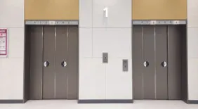 【イオンモール川口前川】モール内広告　エレベーター扉