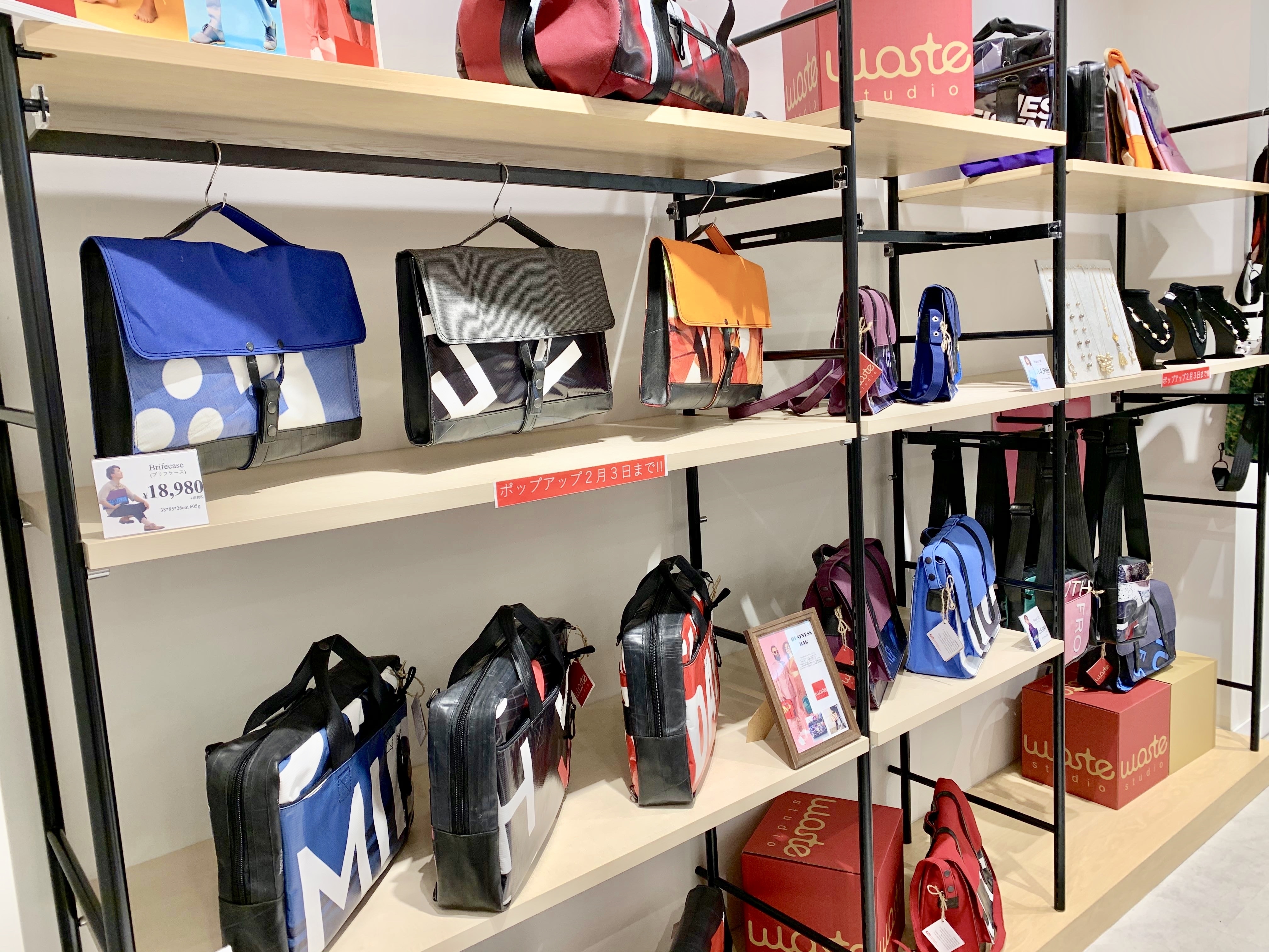 展示棚の高さは調節が可能です。