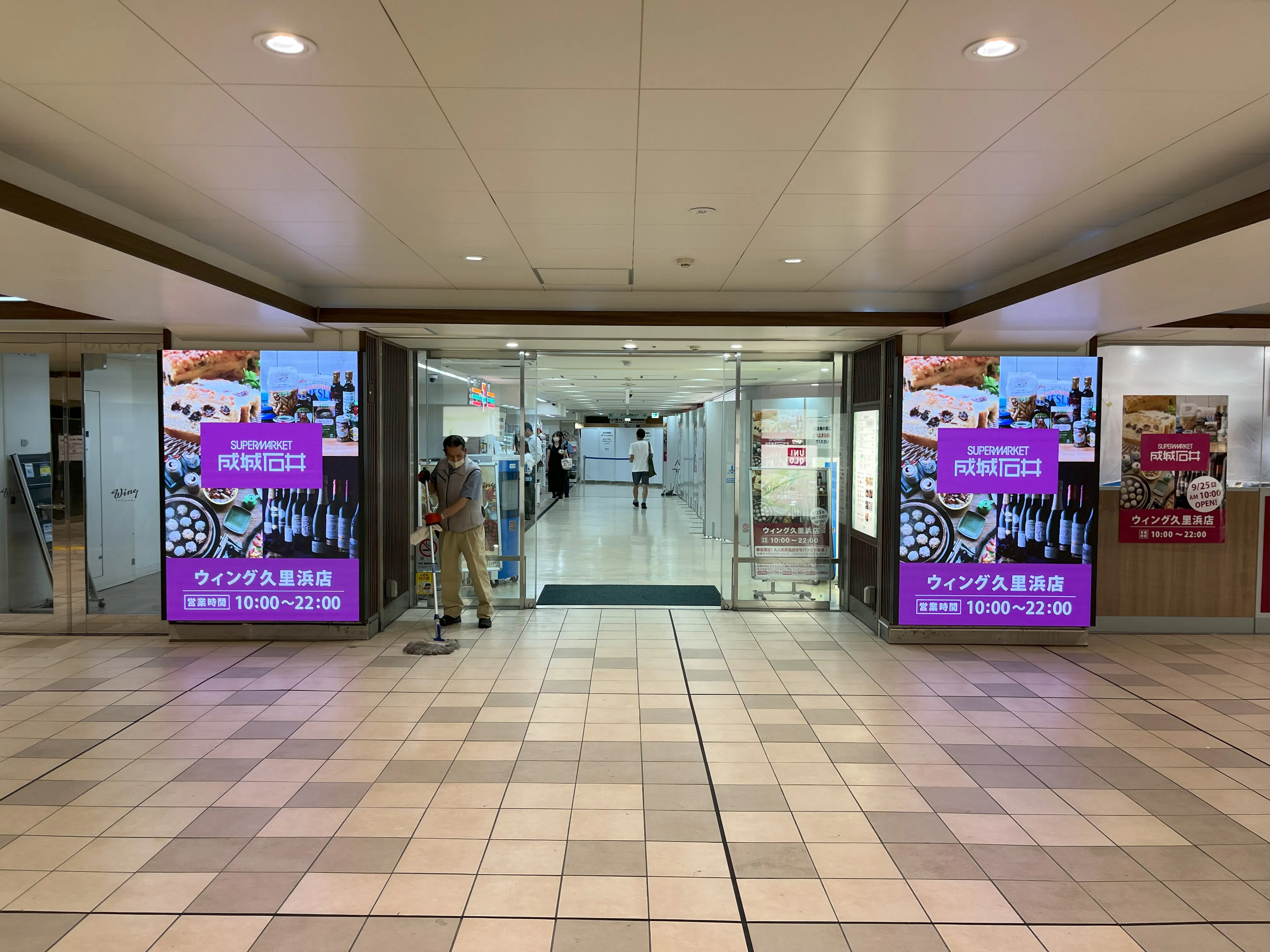 【ウィング久里浜】京急久里浜駅デジタルサイネージ２面_改札口前_ウィング_ビジョン