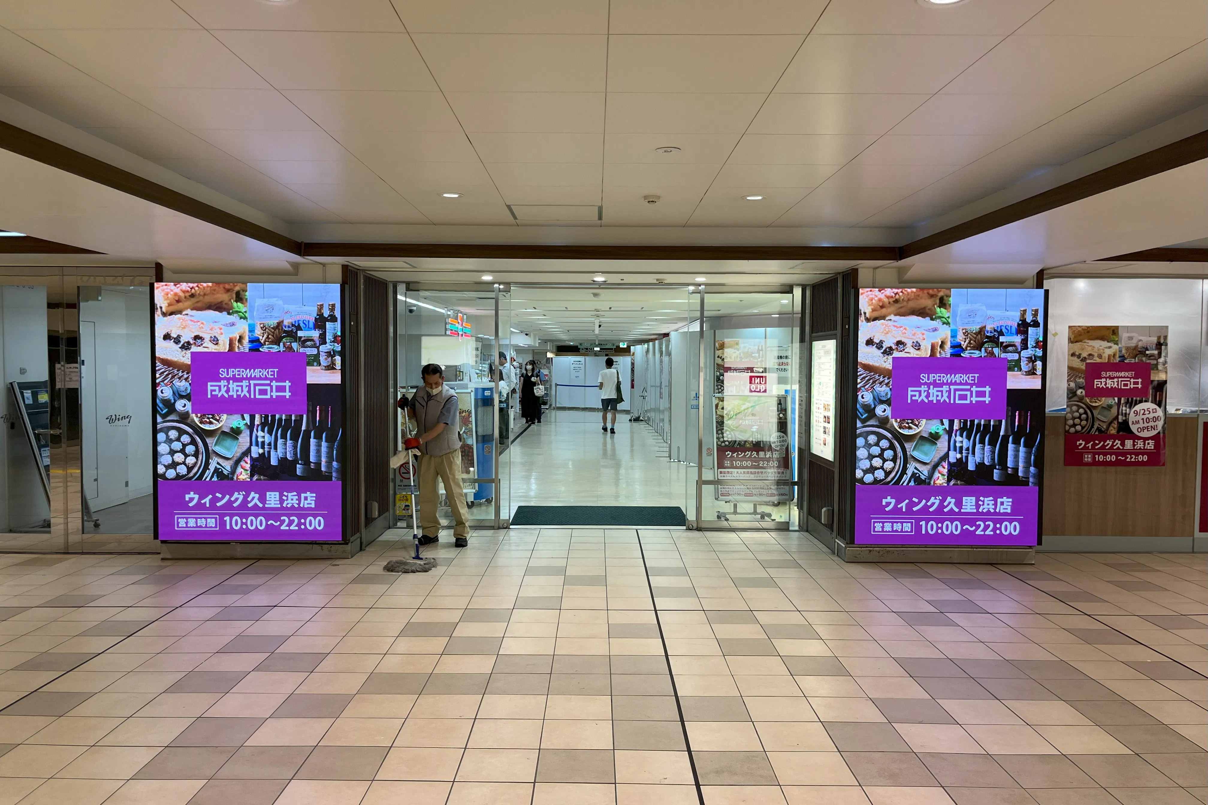 【ウィング久里浜】京急久里浜駅デジタルサイネージ2面_改札口前_ウィング_ビジョン