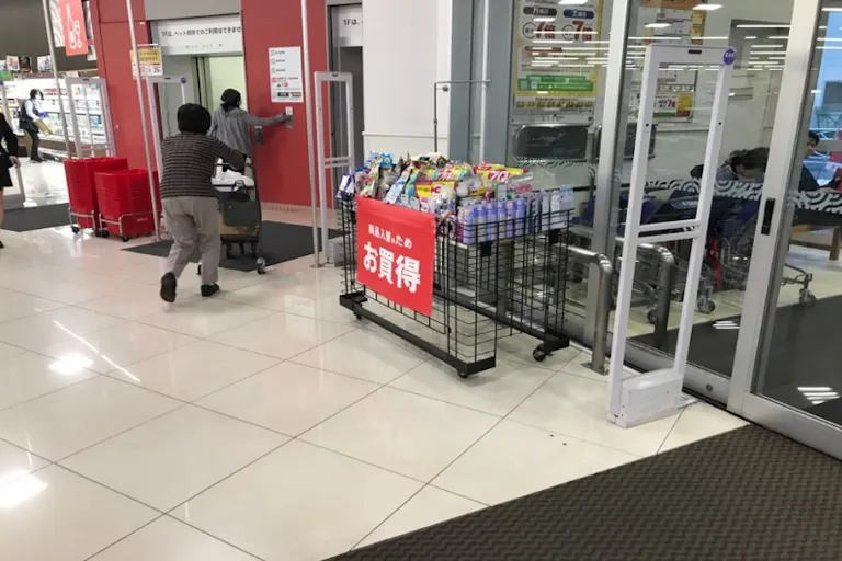 【西友 平塚店】1F入口横 プロモーション用途や物販、食物販のポップアップストアに最適なスーパーの店内催事イベントスペースの画像1