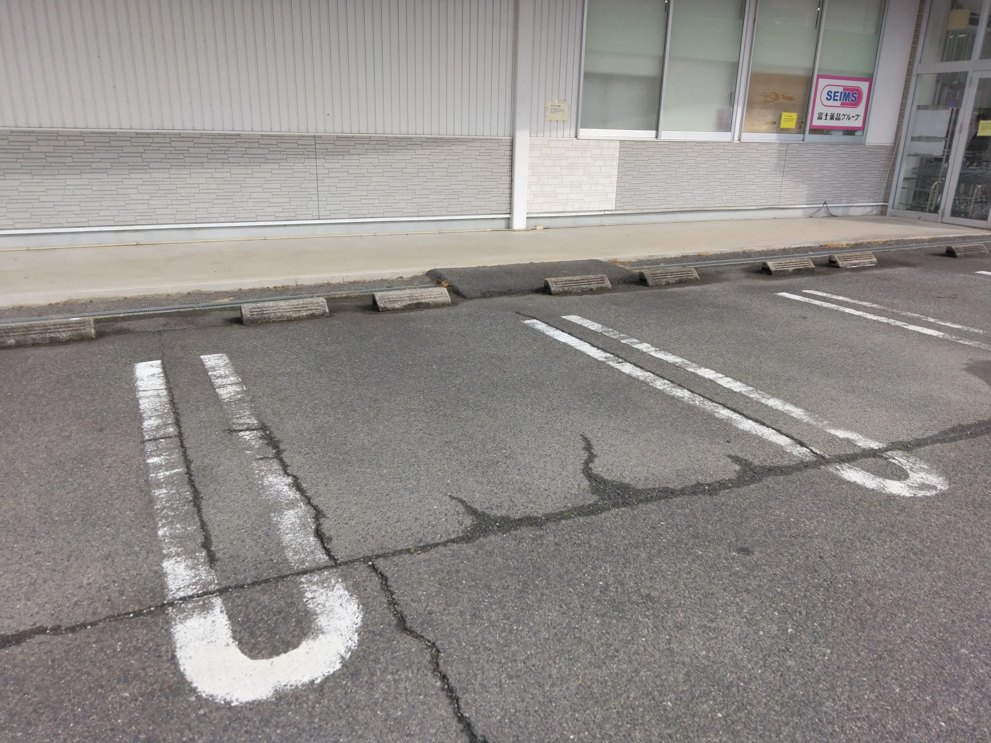 【ドラッグセイムス一志店】キッチンカー出店やプロモーション催事に最適なドラッグストアの駐車場イベントスペース