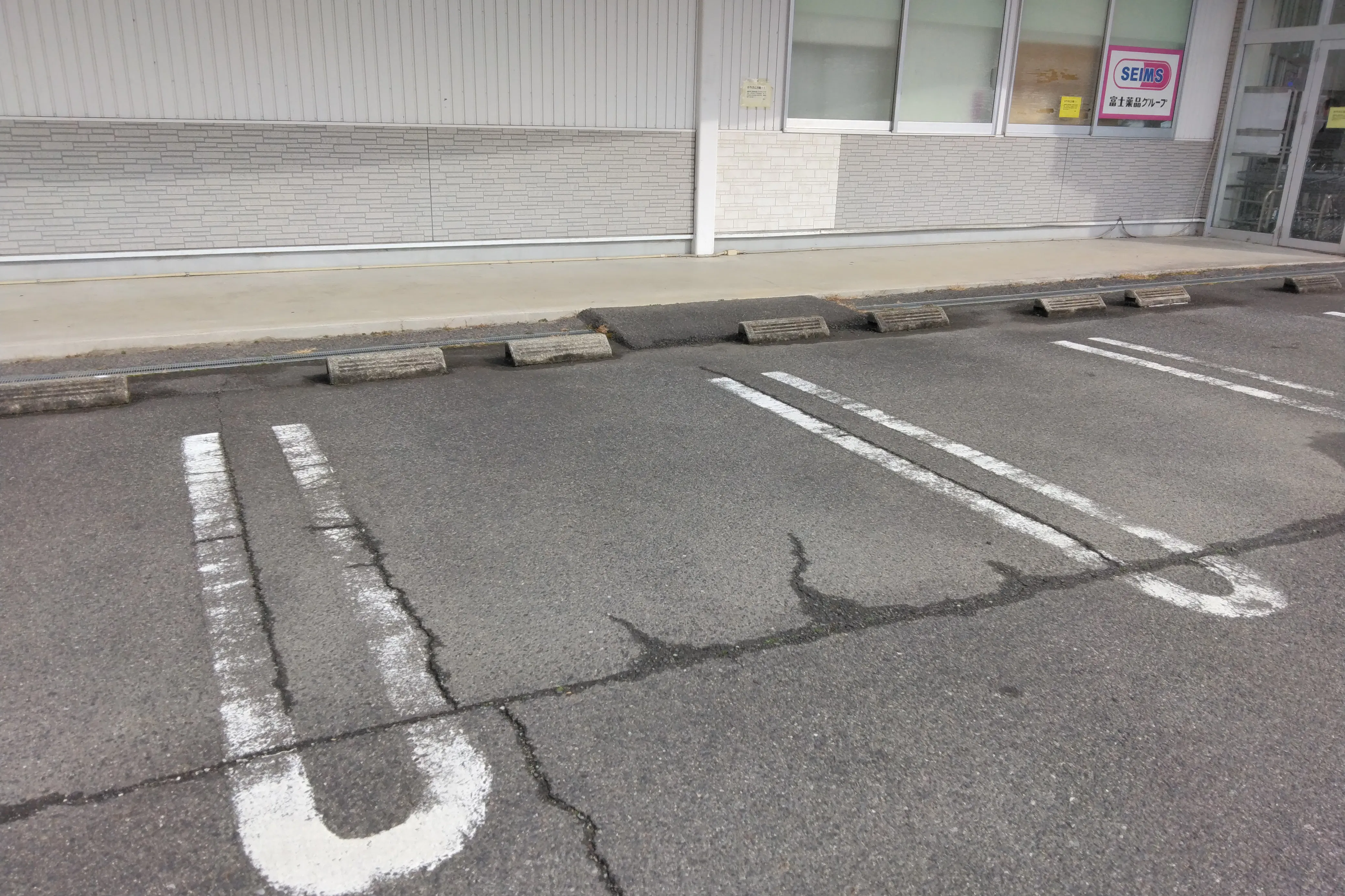 【ドラッグセイムス一志店】キッチンカー出店やプロモーション催事に最適なドラッグストアの駐車場イベントスペース