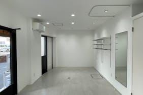 【福岡(天神)駅5分】ポップアップストアや展示会に最適な駅チカで白とグレーを基調とした視認性抜群のレンタルスペース