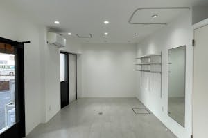 【福岡(天神)駅5分】ポップアップストアや展示会に最適な駅チカで白とグレーを基調とした視認性抜群のレンタルスペース