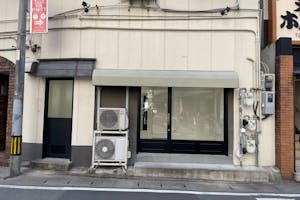 【福岡(天神)駅5分】ポップアップストアや展示会に最適な駅チカで白とグレーを基調とした視認性抜群のレンタルスペース