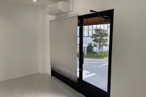 【福岡(天神)駅5分】ポップアップストアや展示会に最適な駅チカで白とグレーを基調とした視認性抜群のレンタルスペース