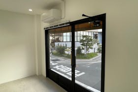 【福岡(天神)駅5分】ポップアップストアや展示会に最適な駅チカで白とグレーを基調とした視認性抜群のレンタルスペース