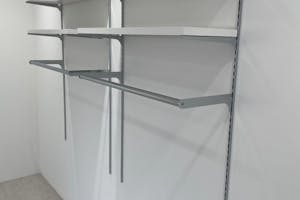 【福岡(天神)駅5分】ポップアップストアや展示会に最適な駅チカで白とグレーを基調とした視認性抜群のレンタルスペース