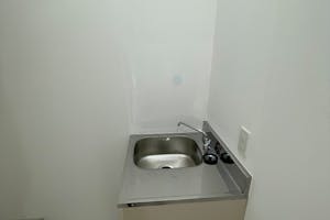 【福岡(天神)駅5分】ポップアップストアや展示会に最適な駅チカで白とグレーを基調とした視認性抜群のレンタルスペース