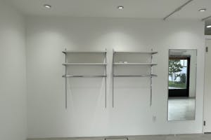 【福岡(天神)駅5分】ポップアップストアや展示会に最適な駅チカで白とグレーを基調とした視認性抜群のレンタルスペース