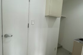 【福岡(天神)駅5分】ポップアップストアや展示会に最適な駅チカで白とグレーを基調とした視認性抜群のレンタルスペース