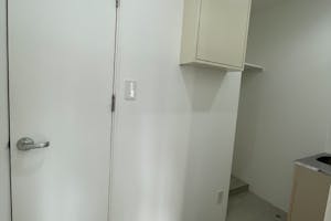 【福岡(天神)駅5分】ポップアップストアや展示会に最適な駅チカで白とグレーを基調とした視認性抜群のレンタルスペース