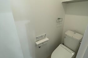 【福岡(天神)駅5分】ポップアップストアや展示会に最適な駅チカで白とグレーを基調とした視認性抜群のレンタルスペース