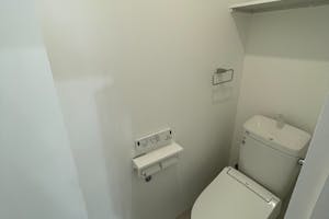 【福岡(天神)駅5分】ポップアップストアや展示会に最適な駅チカで白とグレーを基調とした視認性抜群のレンタルスペース