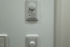 【福岡(天神)駅5分】ポップアップストアや展示会に最適な駅チカで白とグレーを基調とした視認性抜群のレンタルスペース