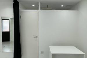 【福岡(天神)駅5分】ポップアップストアや展示会に最適な駅チカで白とグレーを基調とした視認性抜群のレンタルスペース