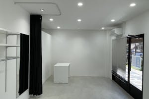 【福岡(天神)駅5分】ポップアップストアや展示会に最適な駅チカで白とグレーを基調とした視認性抜群のレンタルスペース