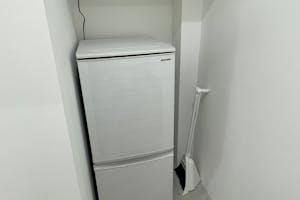 【福岡(天神)駅5分】ポップアップストアや展示会に最適な駅チカで白とグレーを基調とした視認性抜群のレンタルスペース