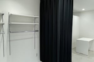 【福岡(天神)駅5分】ポップアップストアや展示会に最適な駅チカで白とグレーを基調とした視認性抜群のレンタルスペース