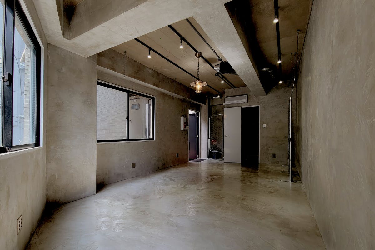 【明治神宮前駅1分】アパレルの展示販売会、ポップアップストアや撮影用途に最適なシンプルなコンクリート仕立てのイベントスペース