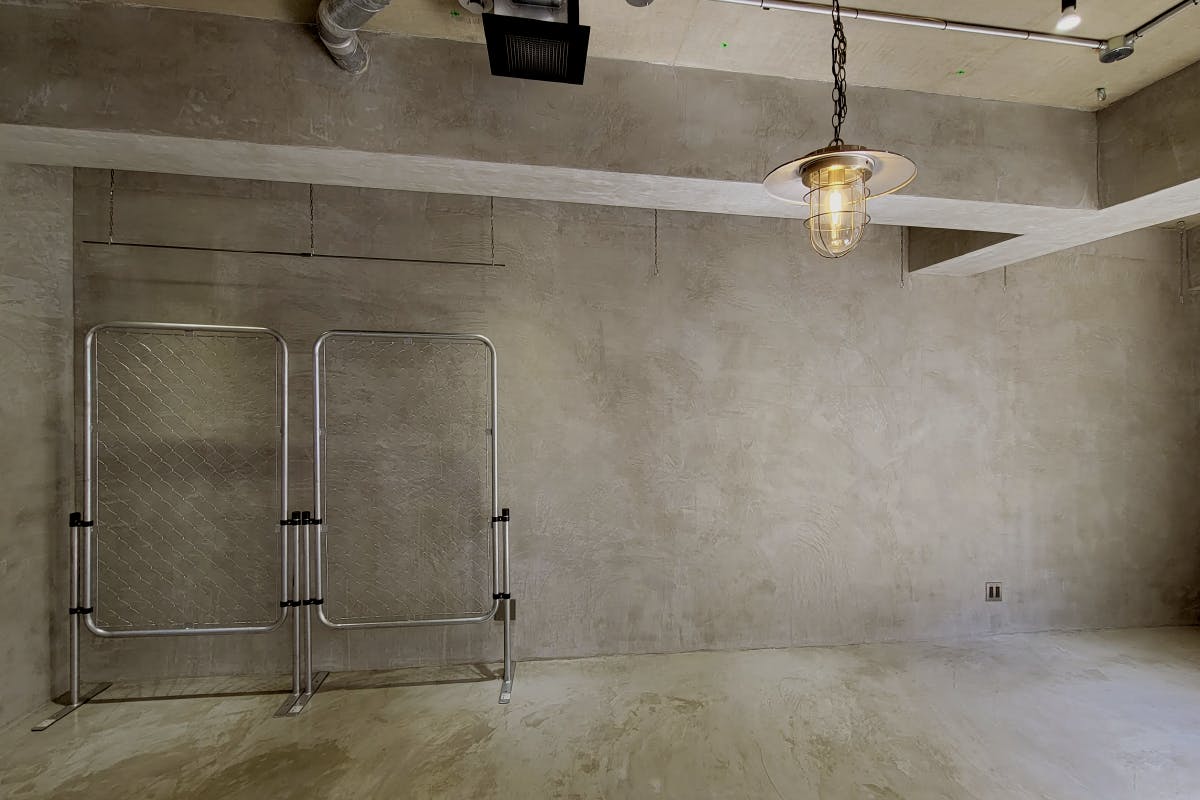 【明治神宮前駅1分】アパレルの展示販売会、ポップアップストアや撮影用途に最適なシンプルなコンクリート仕立てのイベントスペース