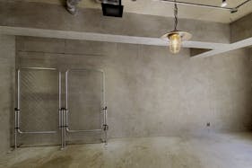 【明治神宮前駅1分】アパレルの展示販売会、ポップアップストアや撮影用途に最適なシンプルなコンクリート仕立てのイベントスペース