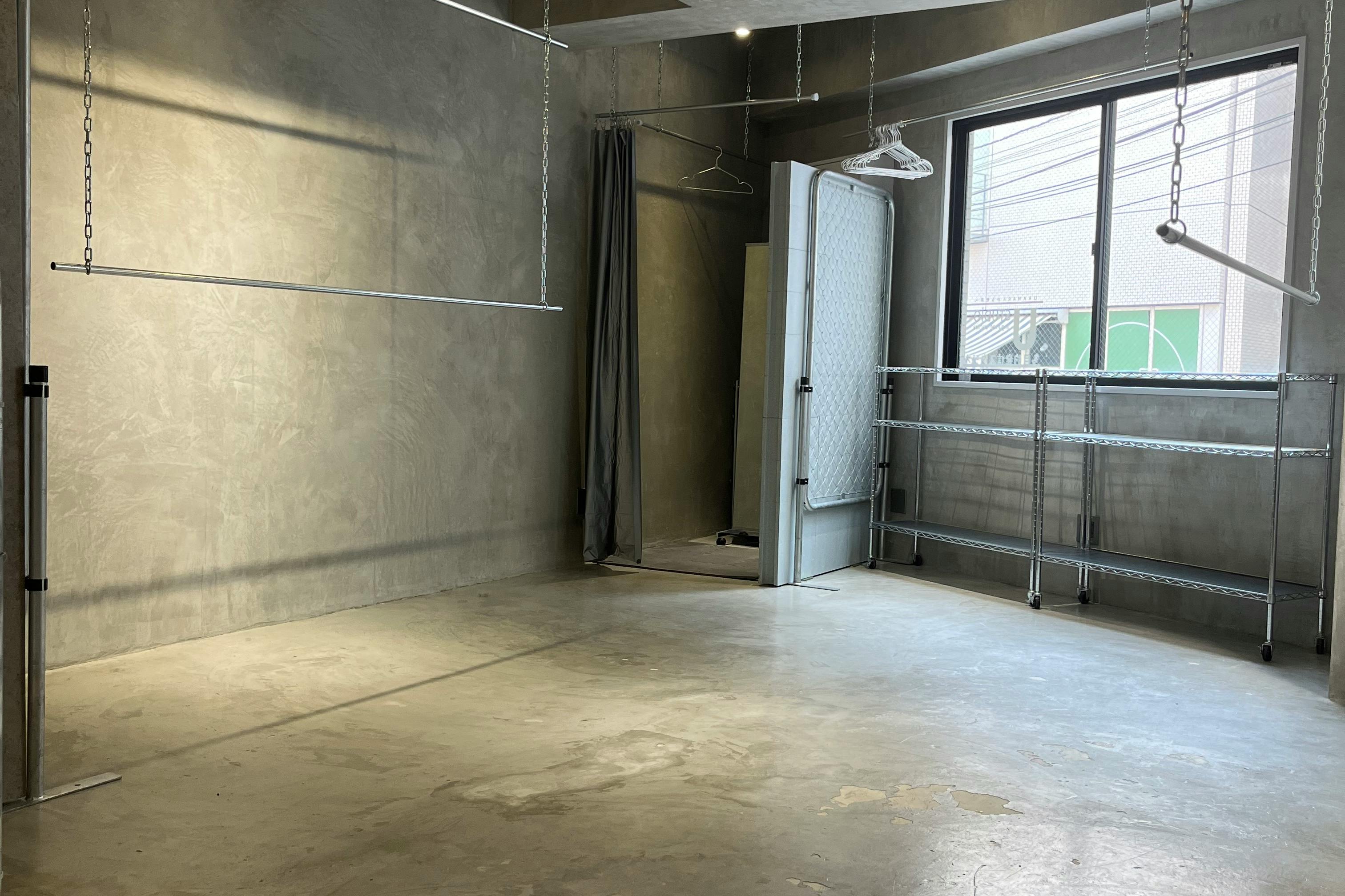 【明治神宮前駅1分】アパレルの展示販売会、ポップアップストアや撮影用途に最適なシンプルなコンクリート仕立てのイベントスペース