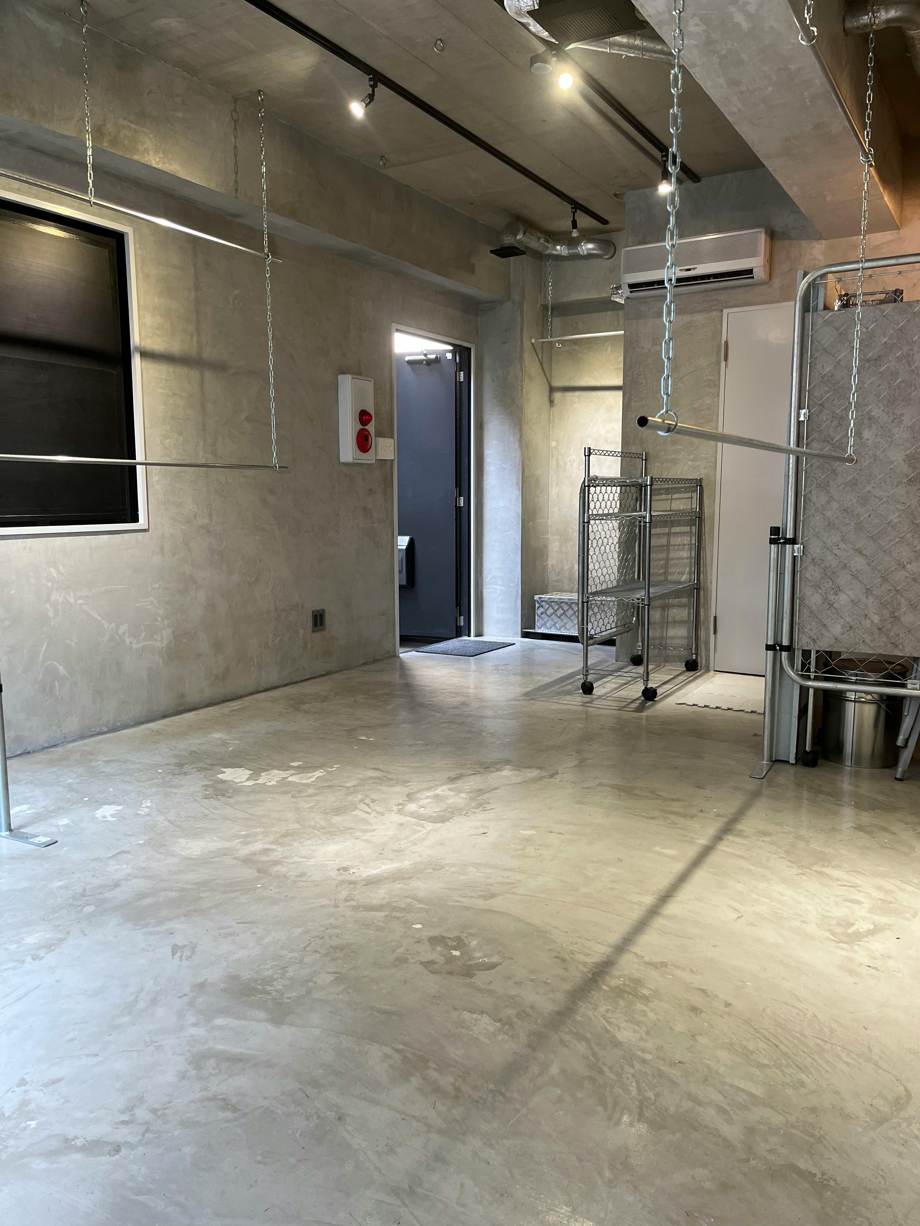 【明治神宮前駅1分】アパレルの展示販売会、ポップアップストアや撮影用途に最適なシンプルなコンクリート仕立てのイベントスペース