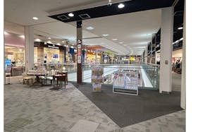 【イオンモール京都五条】3F ブリッジ(北エスカレーター側)