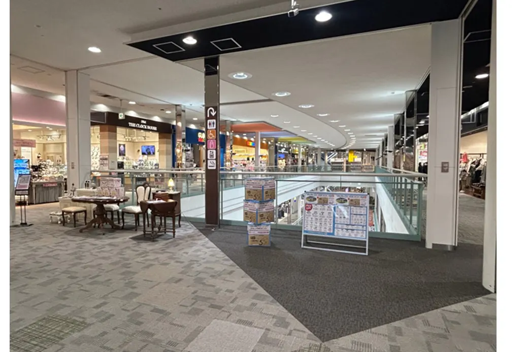 【イオンモール京都五条】3F ブリッジ(北エスカレーター側)