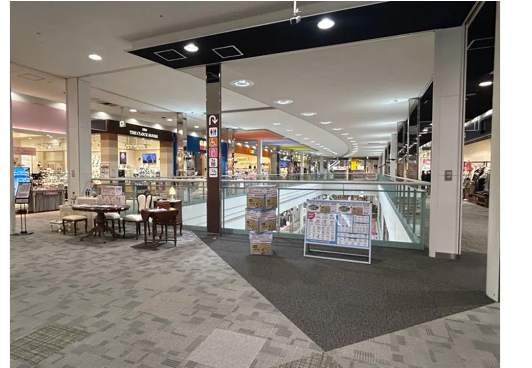 【イオンモール京都五条】3F　ブリッジ（北エスカレーター側）