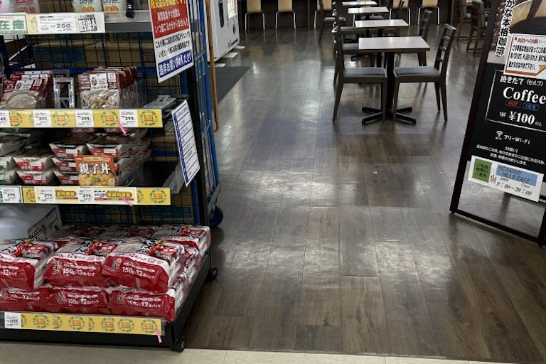 【Ichigokan+PLUS桑名陽だまり】販促プロモーションに最適なイートインスペース前にある催事スペースの画像1