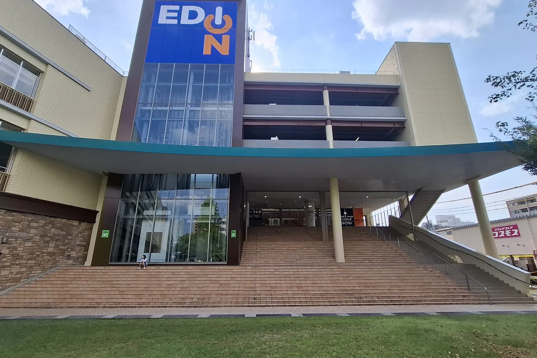 【エディオン岐阜オーキッドパーク店】販促やプロモーションイベントに最適なジャンボ階段前スペース