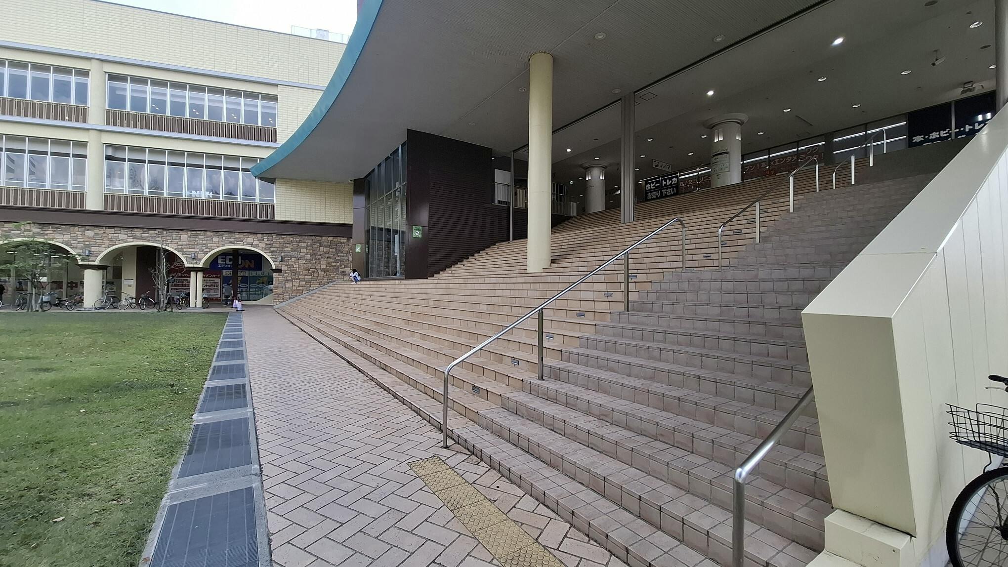 【エディオン岐阜オーキッドパーク店】販促やプロモーションイベントに最適なジャンボ階段前スペースの画像