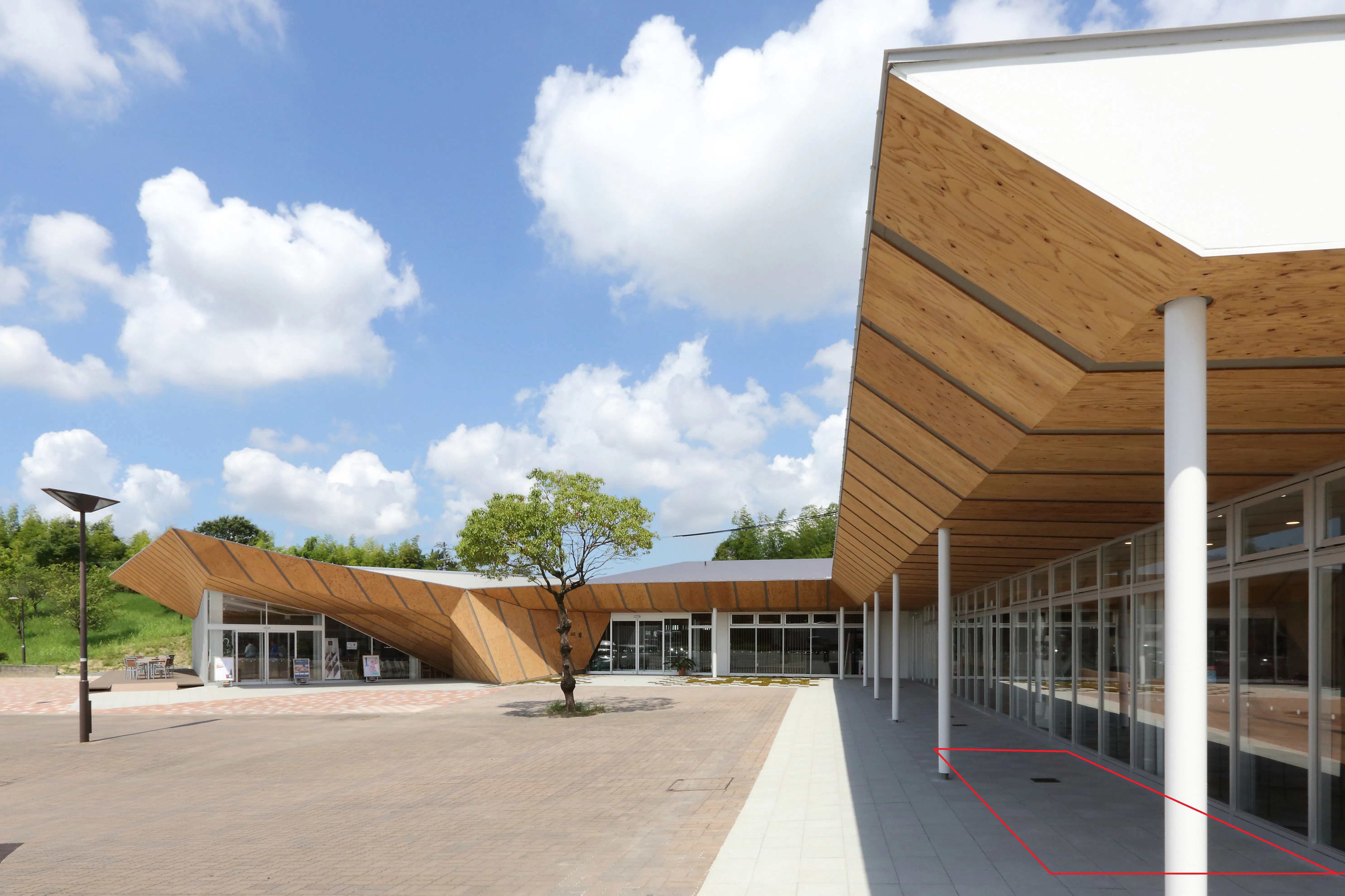 【既設大府上りパーキングエリア】PRイベントに利用可能な屋外お土産屋前スペース