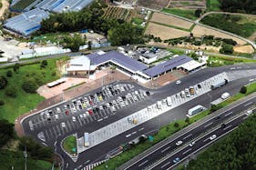 【既設大府上りパーキングエリア】PRイベントに利用可能な屋外お土産屋前スペース