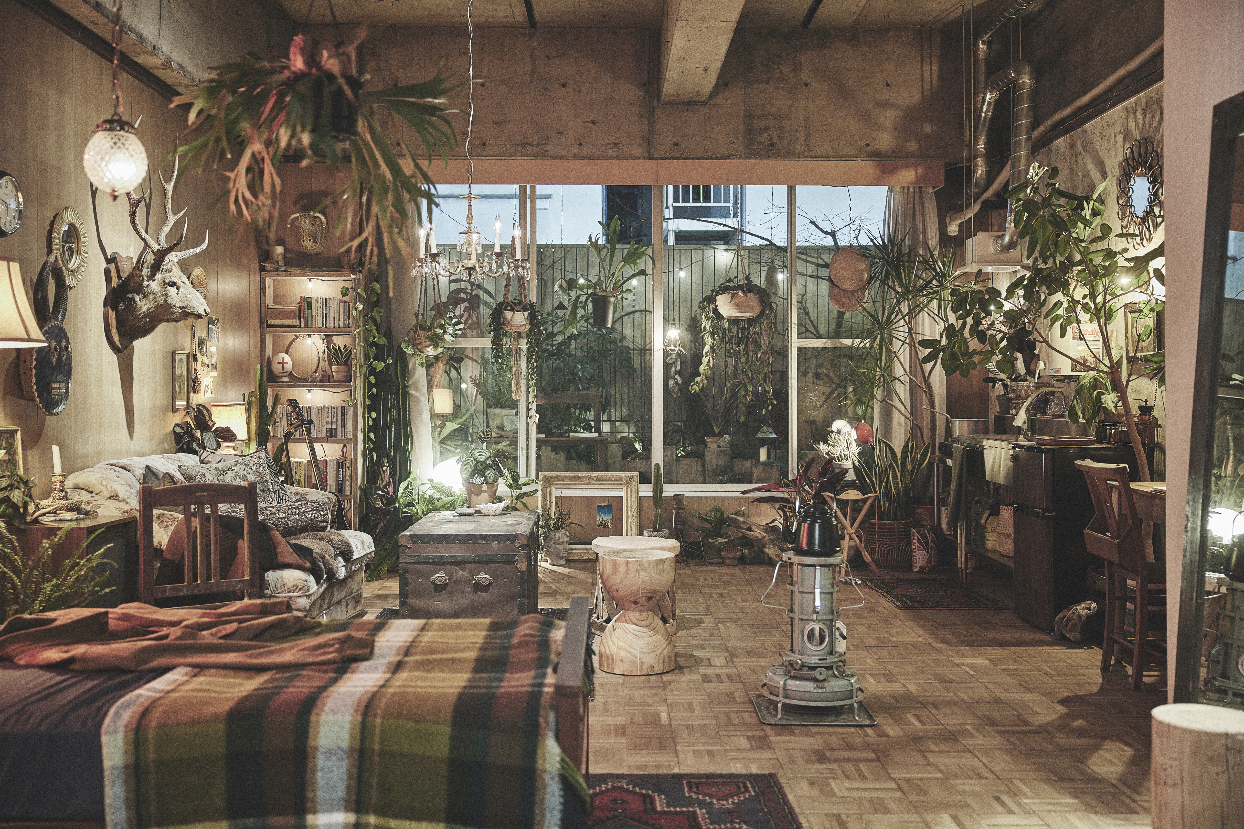 間接照明に包まれた夜の風景