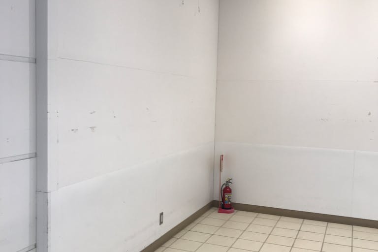 【西友 岐阜華陽店】1F 風除室 プロモーション用途や物販、食物販のポップアップストアに最適なスーパー店内催事イベントスペースの画像1