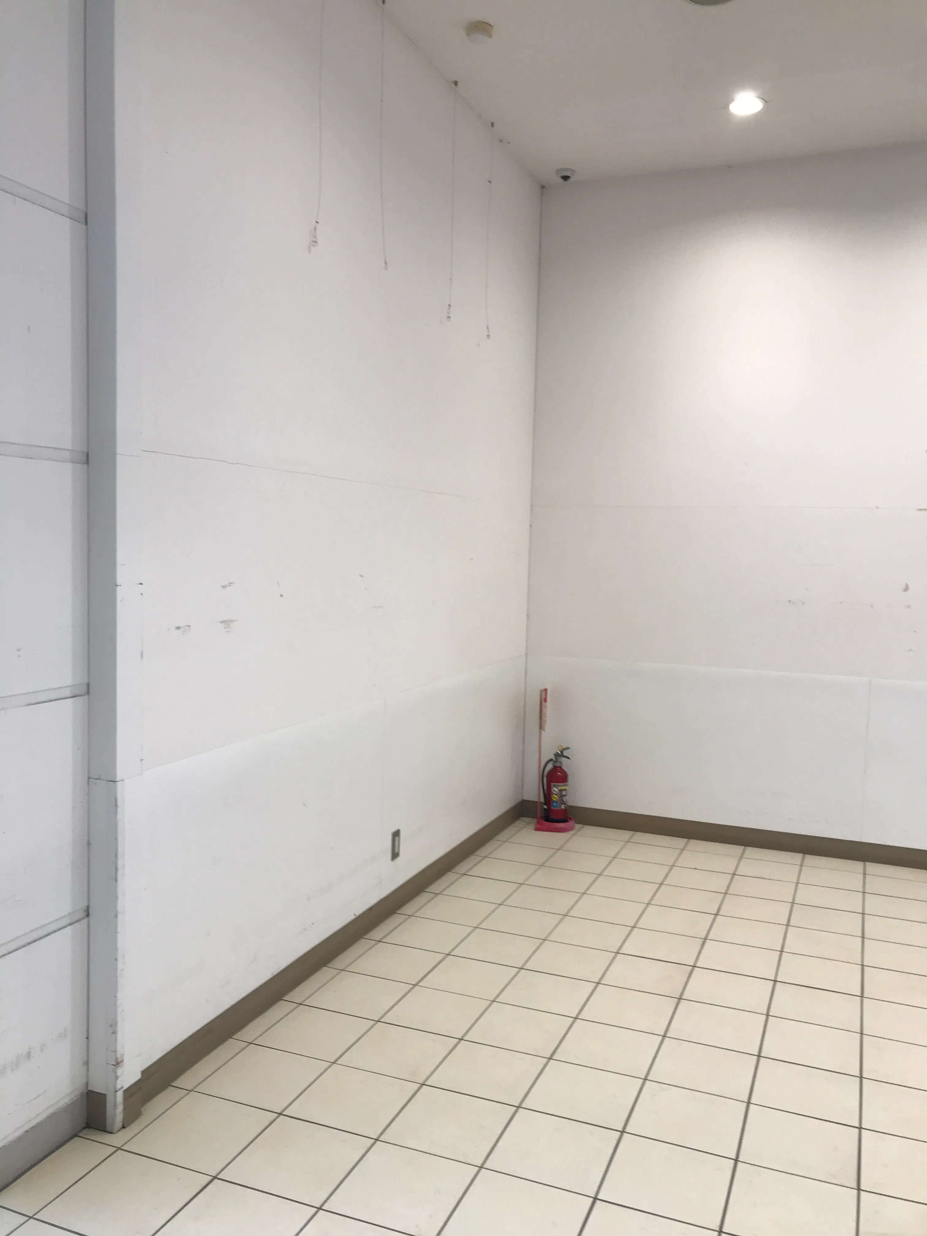 【西友　岐阜華陽店】1F 風除室　プロモーション用途や物販、食物販のポップアップストアに最適なスーパー店内催事イベントスペース